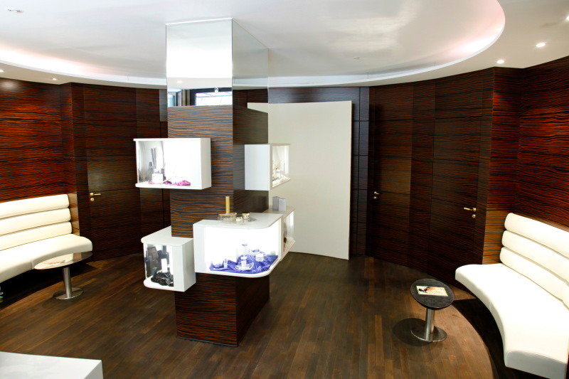 Moderner Empfangsbereich im Day Spa am Rosenaupark Nürnberg – exklusives Wellnessambiente.