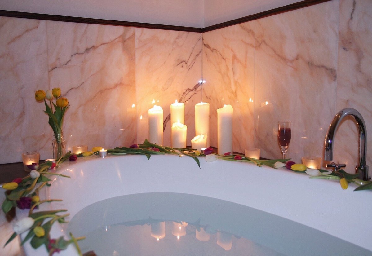 Wellnessbad mit Kerzen und Blumen im Day Spa am Rosenaupark Nürnberg – entspannendes Spa-Ambiente.