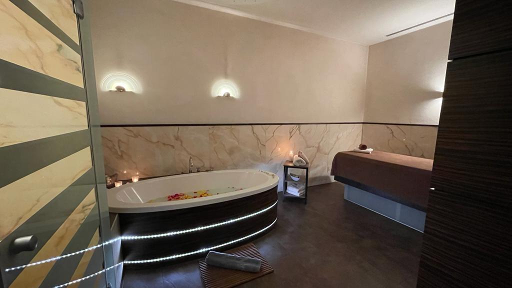 Exklusive Spa-Badewanne mit Beleuchtung und Kerzen im Day Spa am Rosenaupark Nürnberg