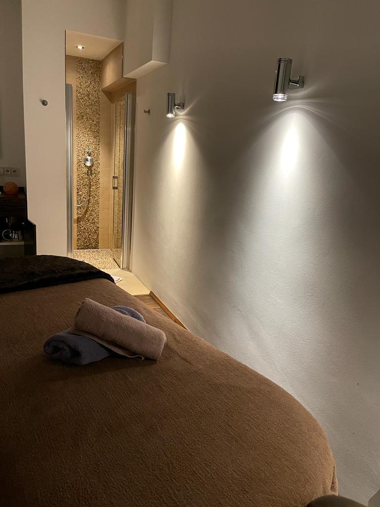 Massageraum mit Dusche im Day Spa am Rosenaupark Nürnberg – ruhiges Wellnessambiente
