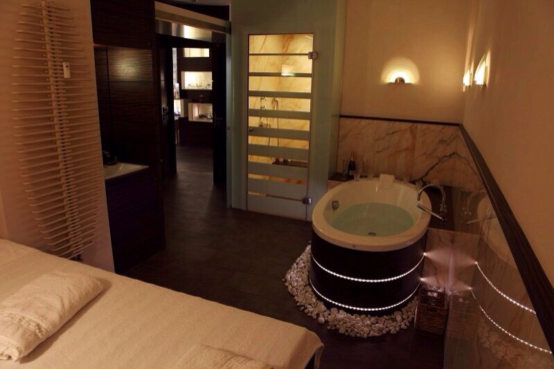 Exklusive Spa-Badewanne mit Beleuchtung und Kerzen im Day Spa am Rosenaupark Nürnberg