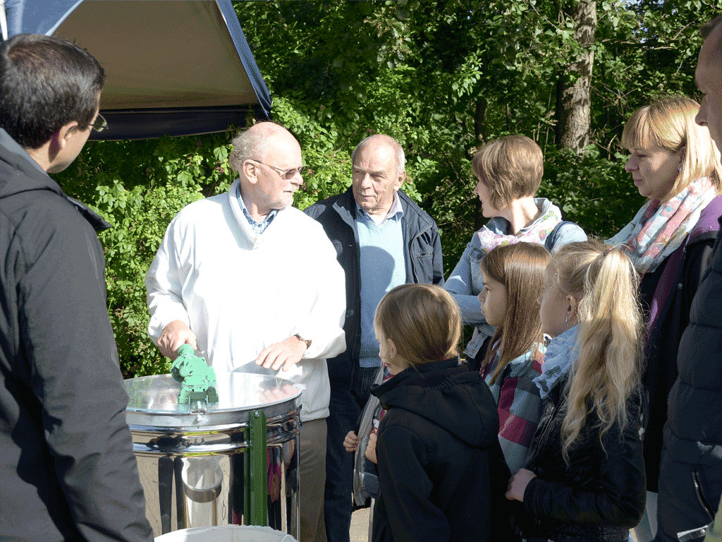 Imker Ulrich Krüger erklärt die Honigernte.