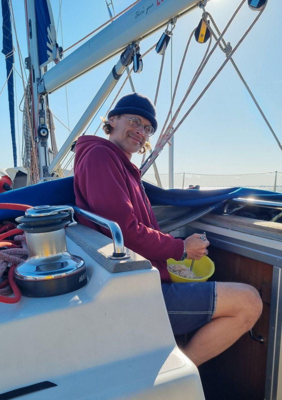Wolfgang, der Skipper, rührt den Teig fürs Brot an.