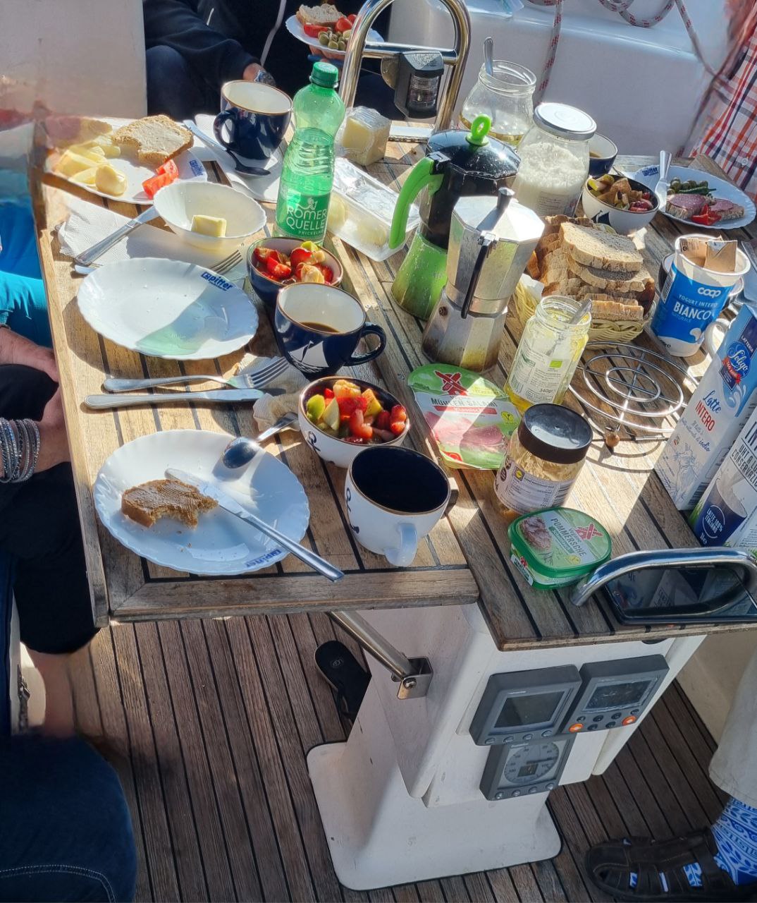 reich gedeckter Frühstückstisch, auch mit Schinken und Eiern