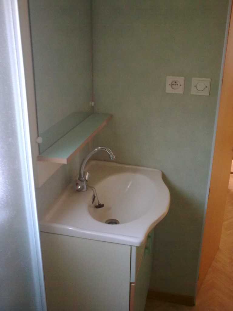 salle de bain avec lavabo