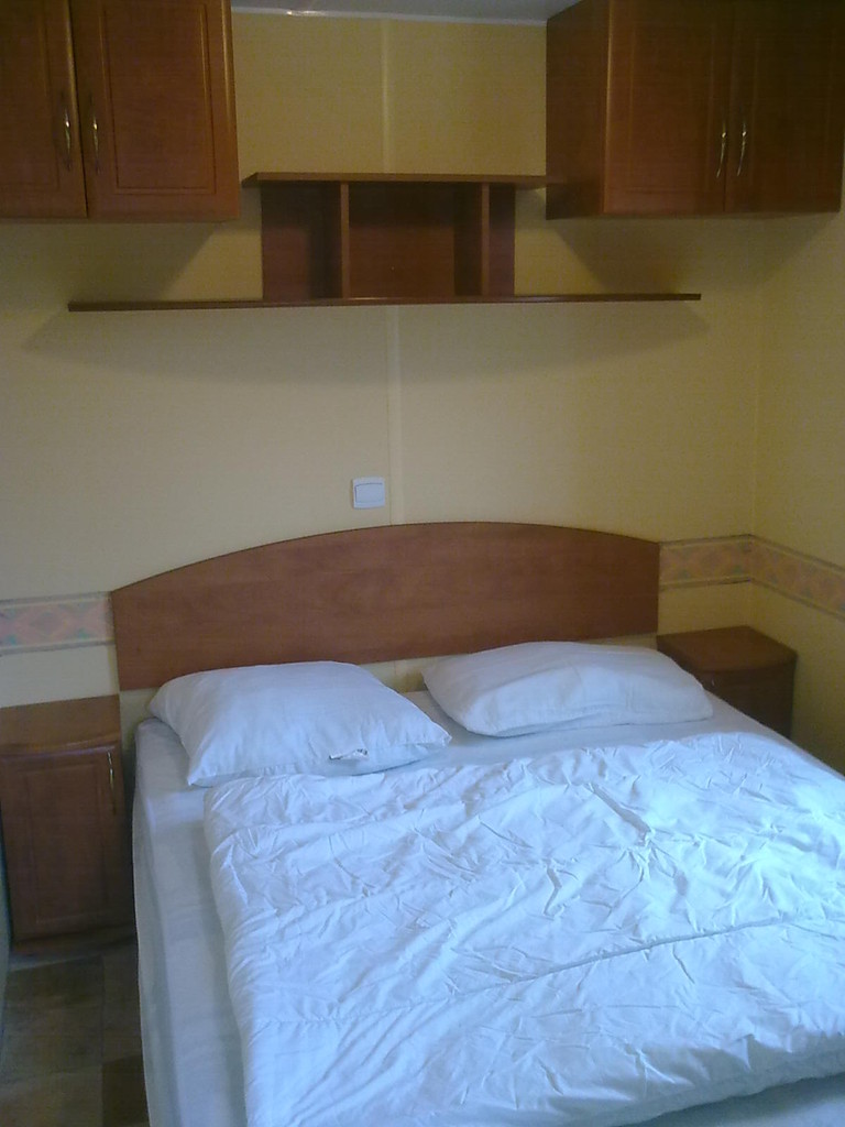 Chambre avec un lit double