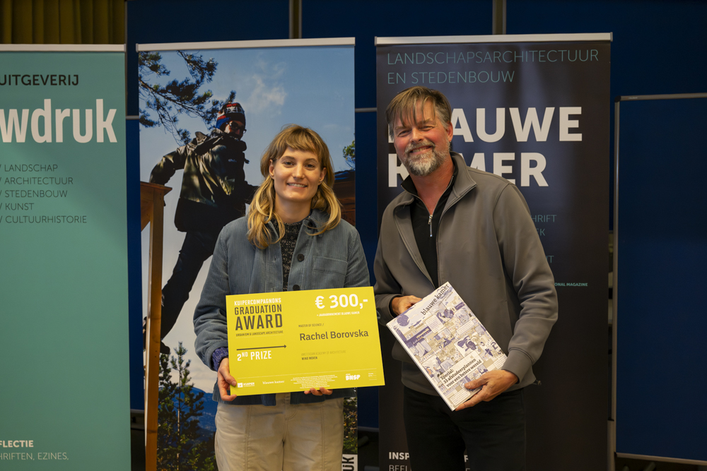Juryvoorzitter Gijs van de Boomen en winnaar van de tweede prijs in mastercategorie Rachel Borovska.