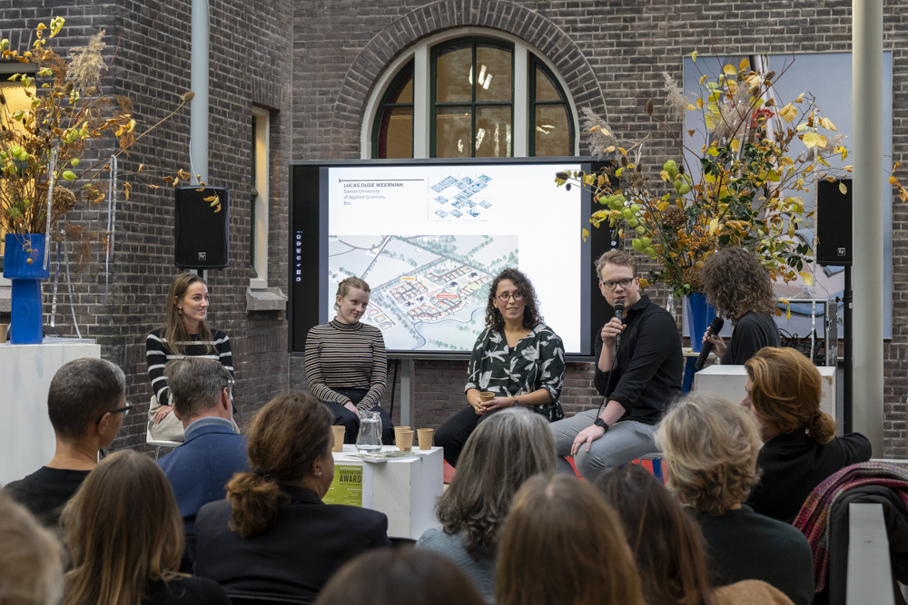 Tijdens de bijeenkomst gingen afstudeerders met elkaar in gesprek.