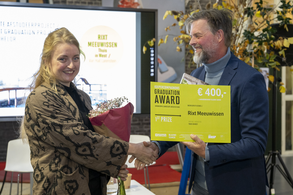 Rixt Meeuwissen neemt de eerste prijs in ontvangst.