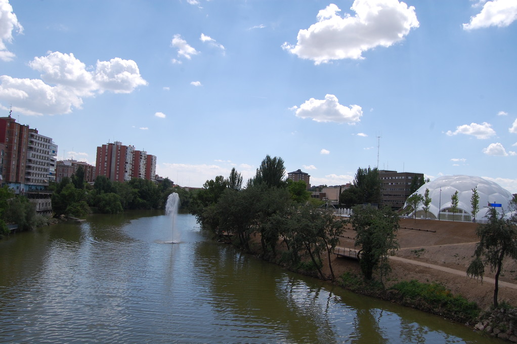Vista del club al margen izquierdo del Pisuerga desde el puente que da a la Plaza del Milenio