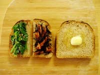 写真 ひじきやほうれん草、バターを載せたトースト