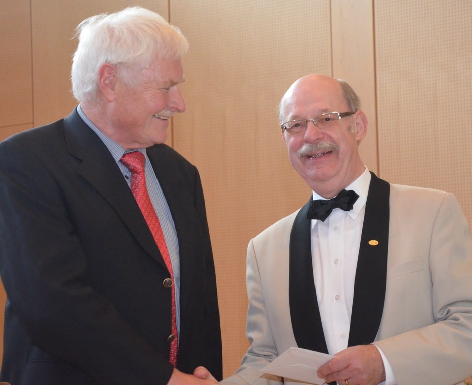 Glückwünsche überbringt auch Geert Johannink, Vorsitzender vom Städtischen Chor Nordhorn