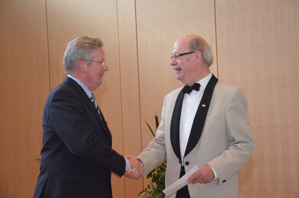 Glückwünsche auch von Heinz-Albert Kerkdyck, Vorsitzender des Männergesangvereins Eintracht aus Schüttorf