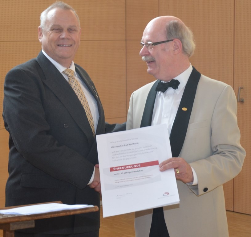 Dr. Koert Koers überbringt die Glückwünsche des Kreis-Chor-Verbandes Emsland-Grafschaft Bentheim verbunden mit einer Ehrenurkunde des Deutschen Chorverbandes