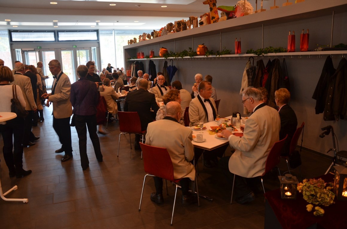Ein Imbiss nach dem Empfang im Forum des Burggymnasiums