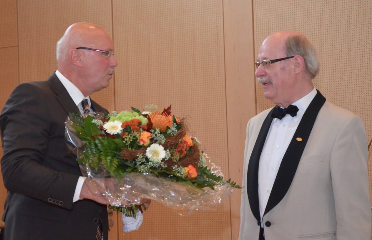 Geschäftsführer Kinast von der Fachklinik Bad Bentheim mit einem Glückwunsch zum Jubiläum und Dank für 48 Jahre Chorgesang für die Kurgäste