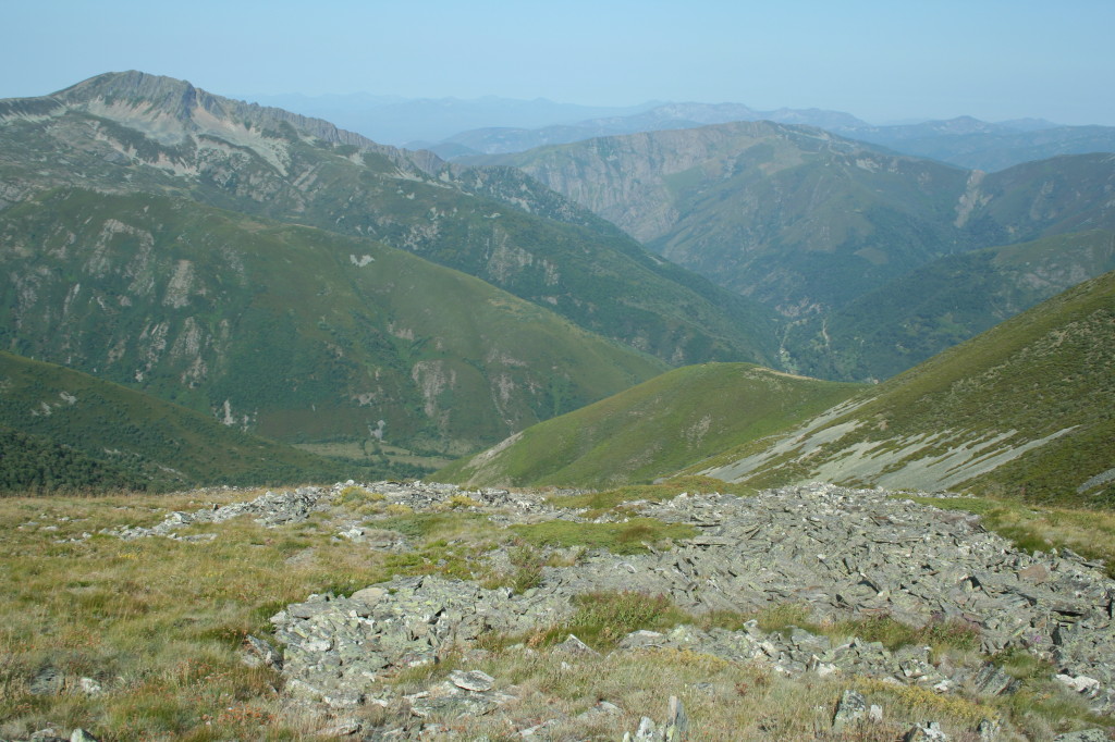 Valdeiglesias de Salientes y al fondo montes de Valseco.