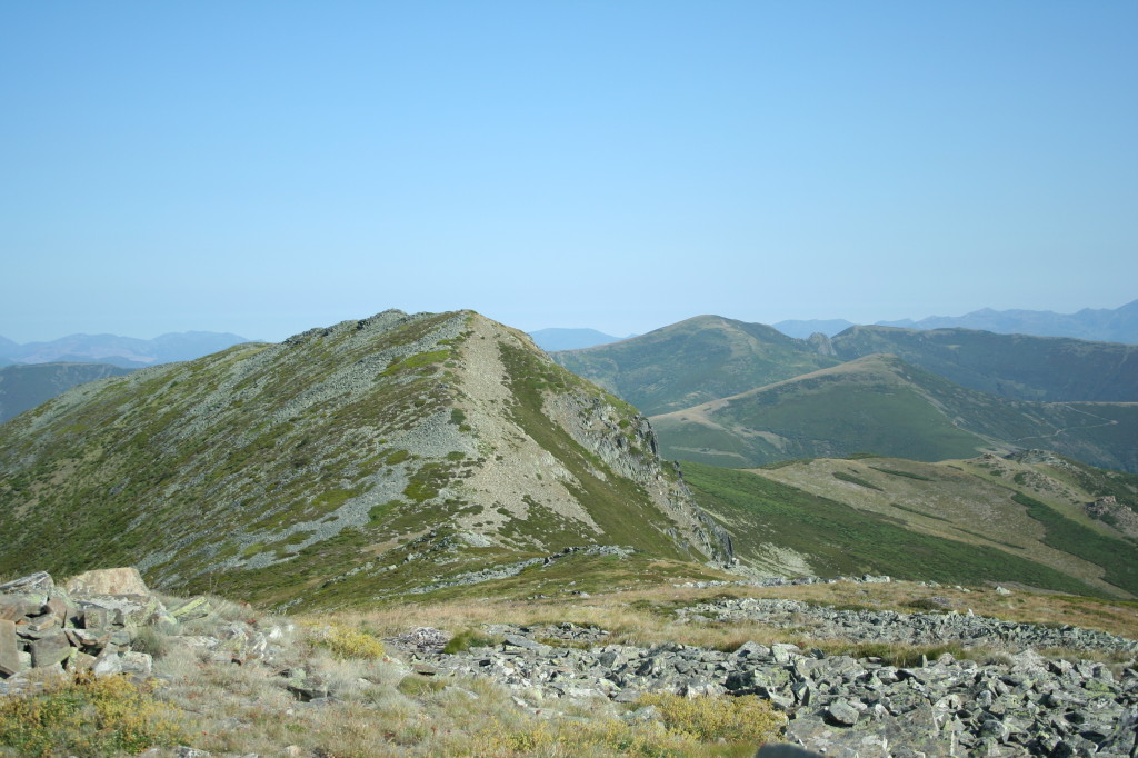 La Peña del Tambarón, al fondo El Nevadín.