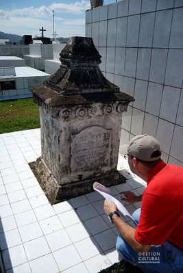 Una de las primeras visitas al cementerio.