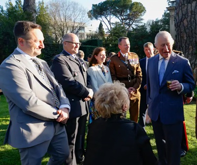 Foto 3: Gioia Gordon insieme al figlio Stefano che chiacchierano con Re Carlo III