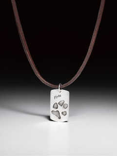 Ledercollier mit rechteckiger Pfötchenabdruckplatte in Feinsilber (Maße 1,7 x 3 cm-PF-1046) Lederband auch in schwarz erhältlich - 269,00 € (Gravur 10,00 € extra) 