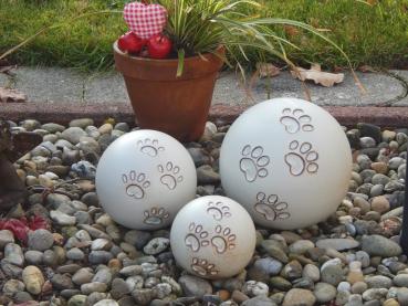 Kugelform mit Pfötchenspur in creme: 0,45 ltr. = 125,00 €, 1,00 ltr. = 170,00 € und 2,50 ltr. = 220,00 €