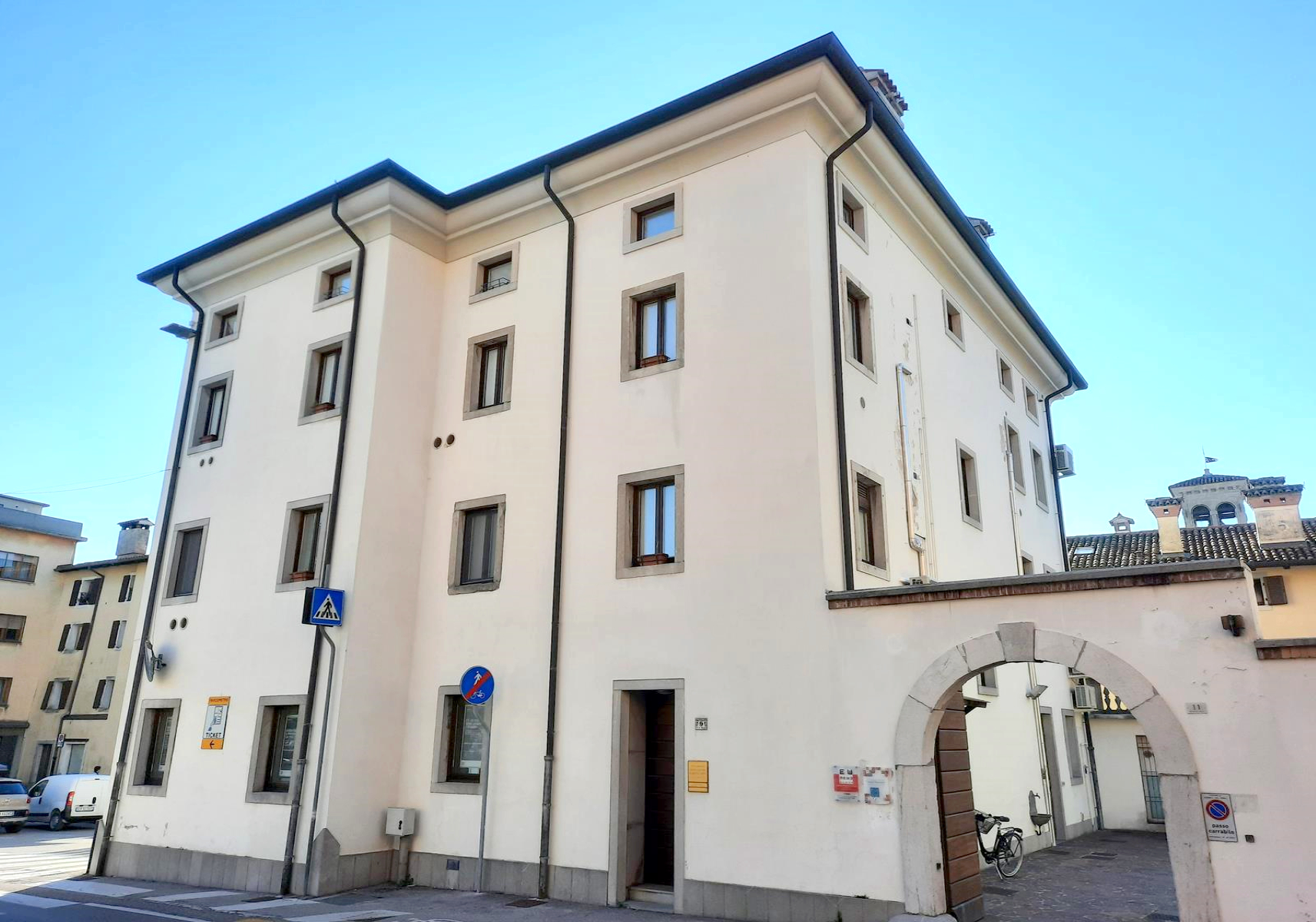 Esterno palazzetto