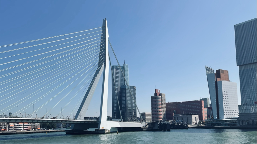 Brücke am Hafen als Symbol für berufliche Neuorientierung 