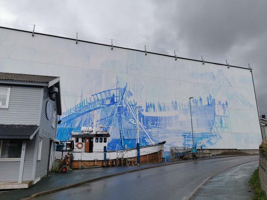 Europas größtes Wandgemälde mit 3000 qm in Ballstad. Auf diesem Bild nicht zu sehen => Es gibt noch eine Rückseite 😉