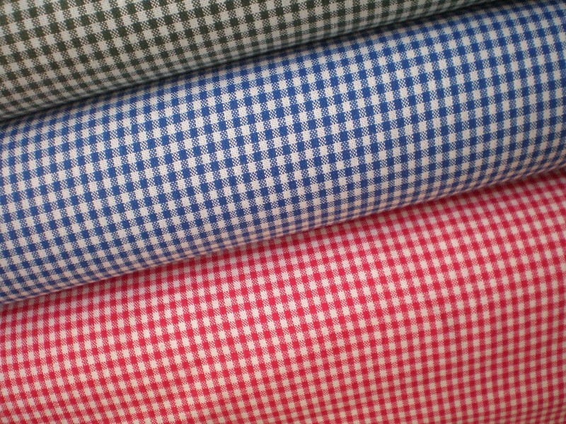 Wieder da: Vichykaro 2mm, gewebt, BW, 150cm breit, Euro 12,50 Farbe rot, blau und dunkleres grün