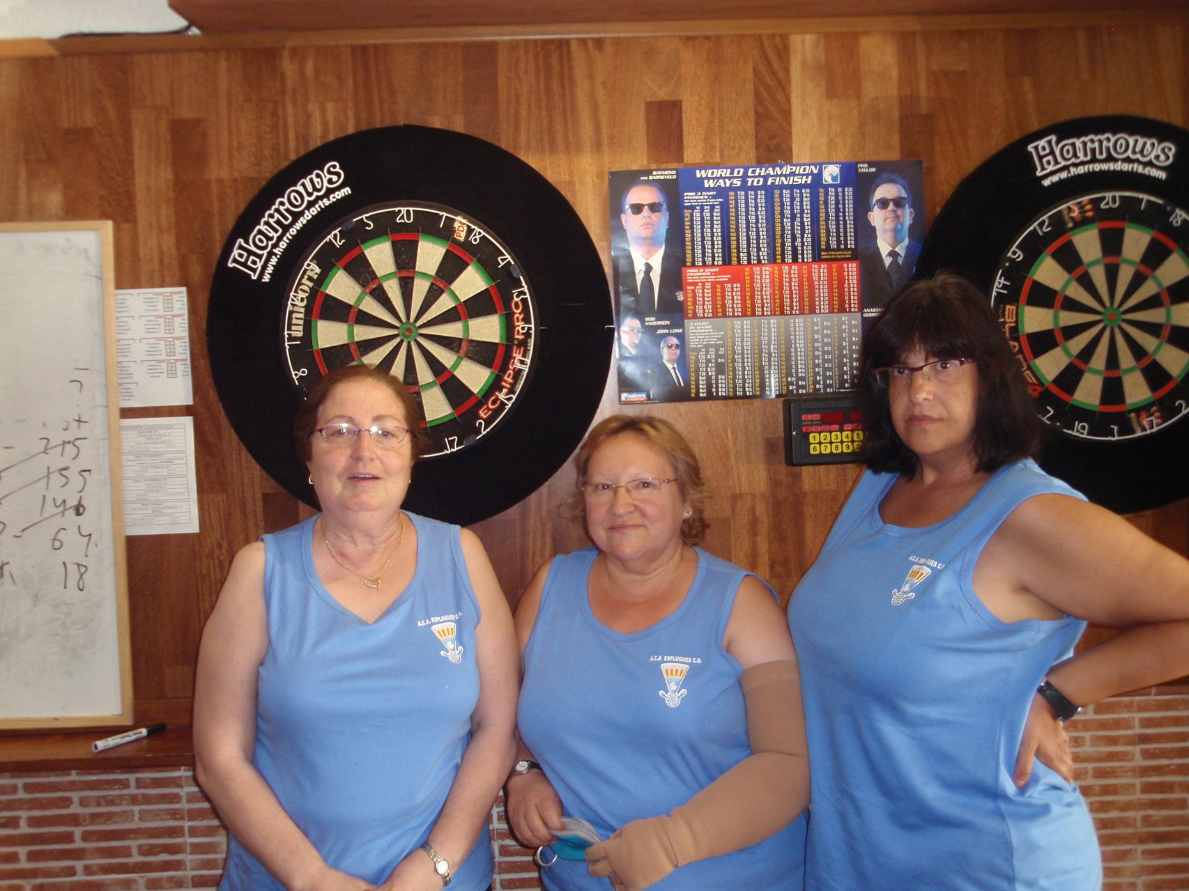 Las chicas estrenando camiseta