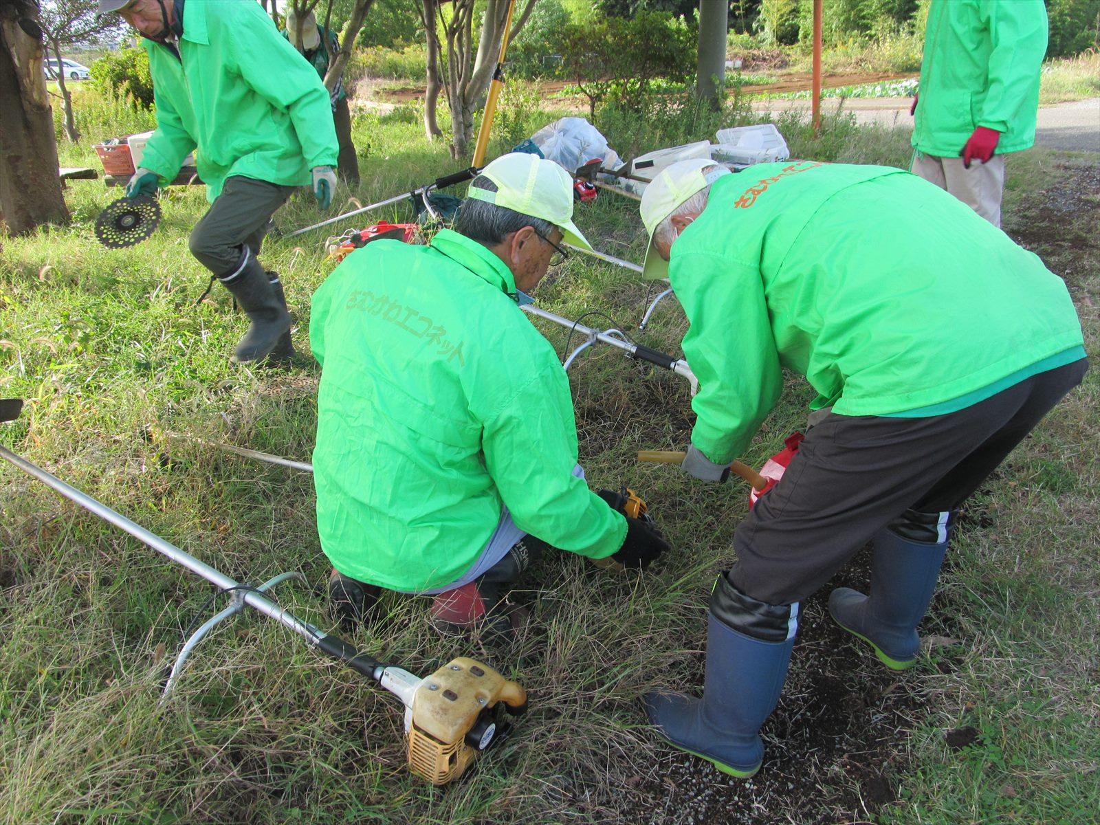 刈払い機に給油