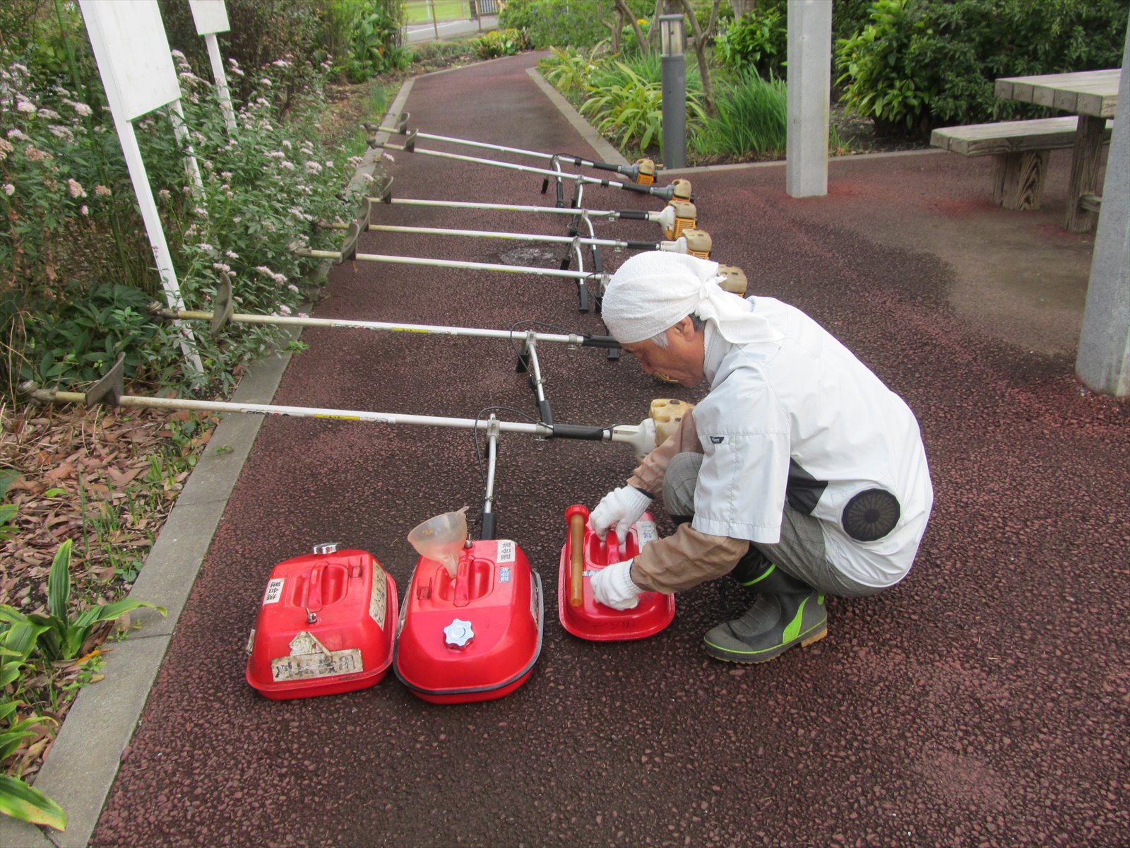 作業準備_刈払い機への給油
