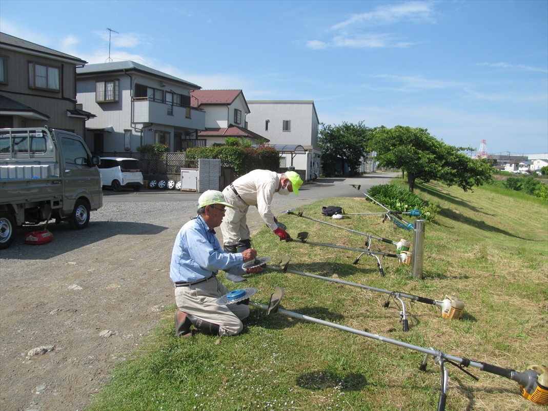 刈払い機への刃の取り付け