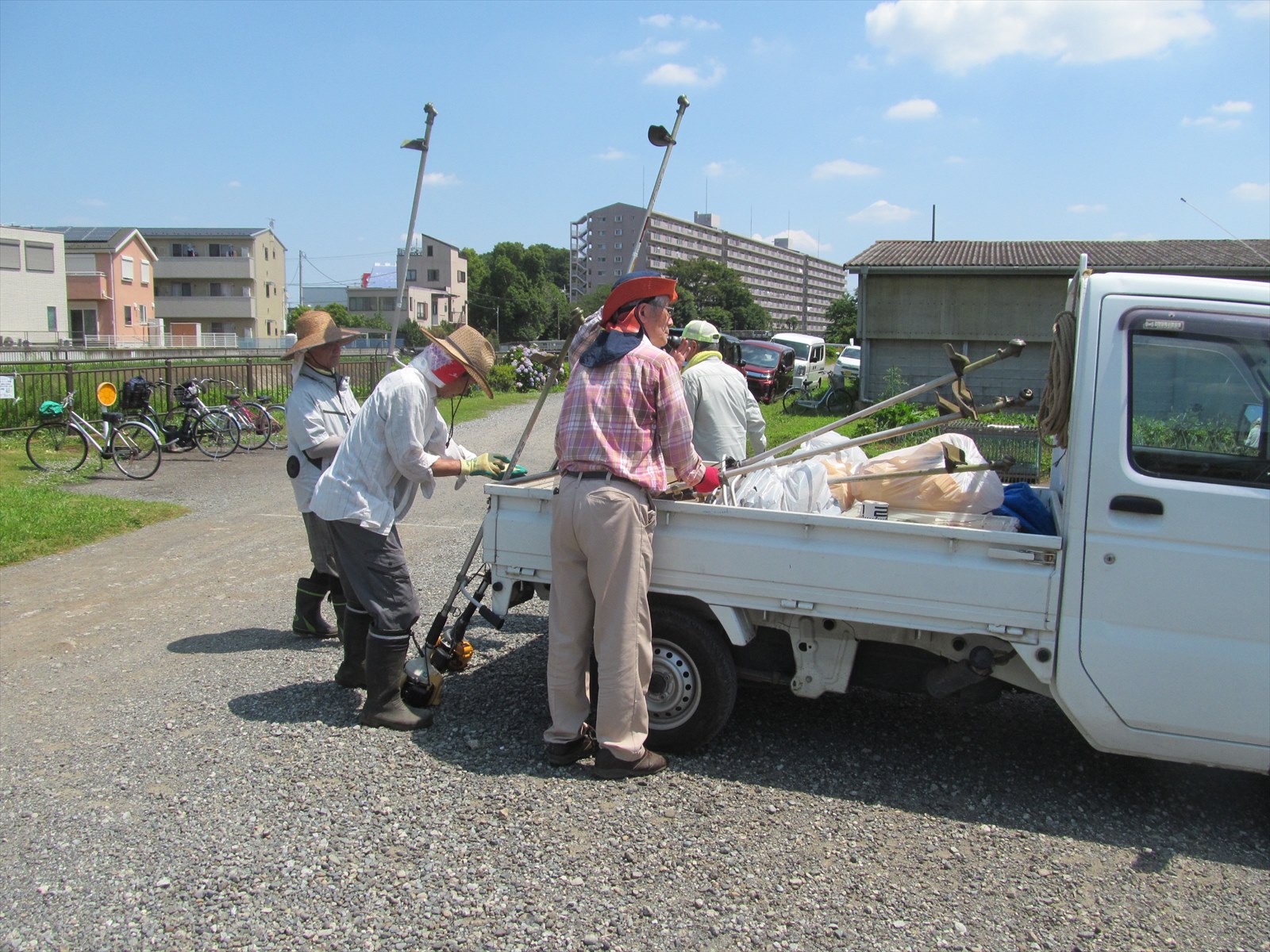 機材の軽トラへの積み込み