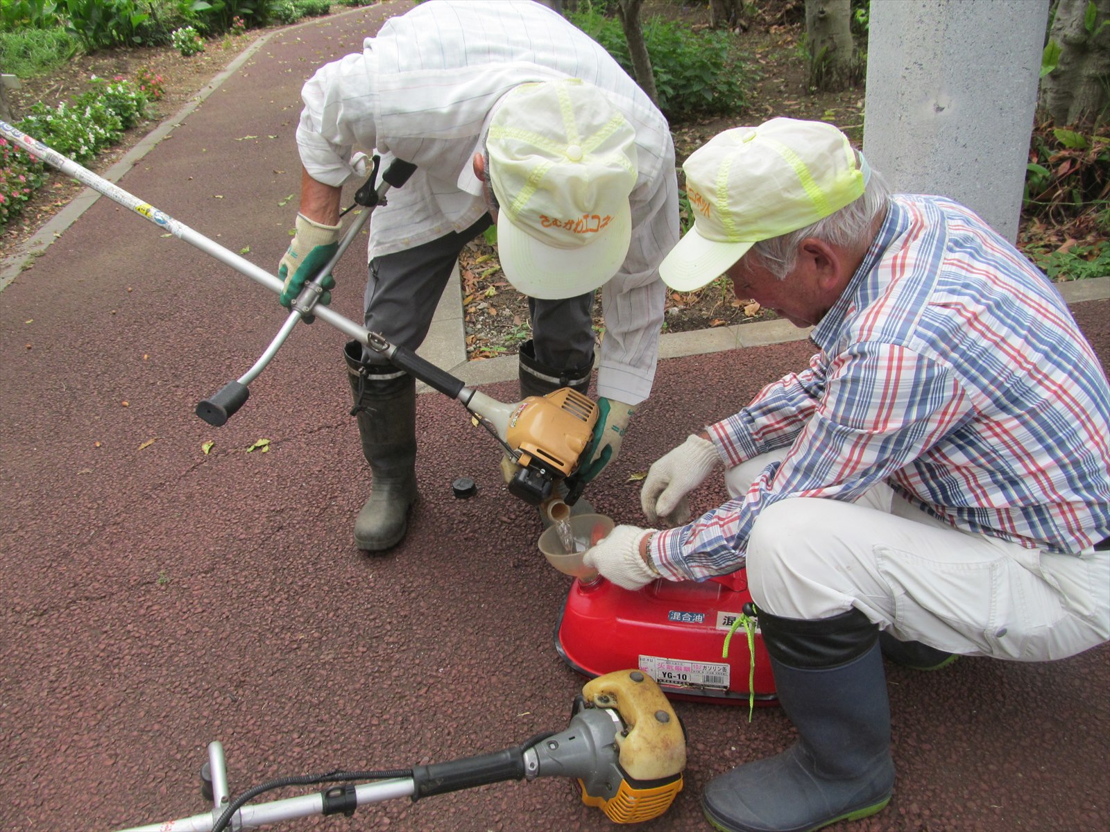 後作業_刈払い機の油の抜き取り