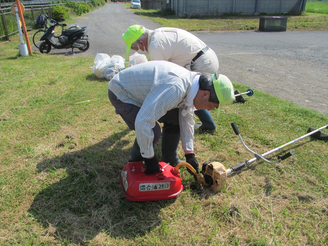 刈払い機への燃料給油