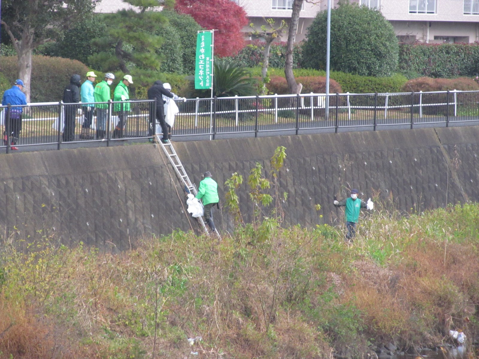 いざ河川敷へ