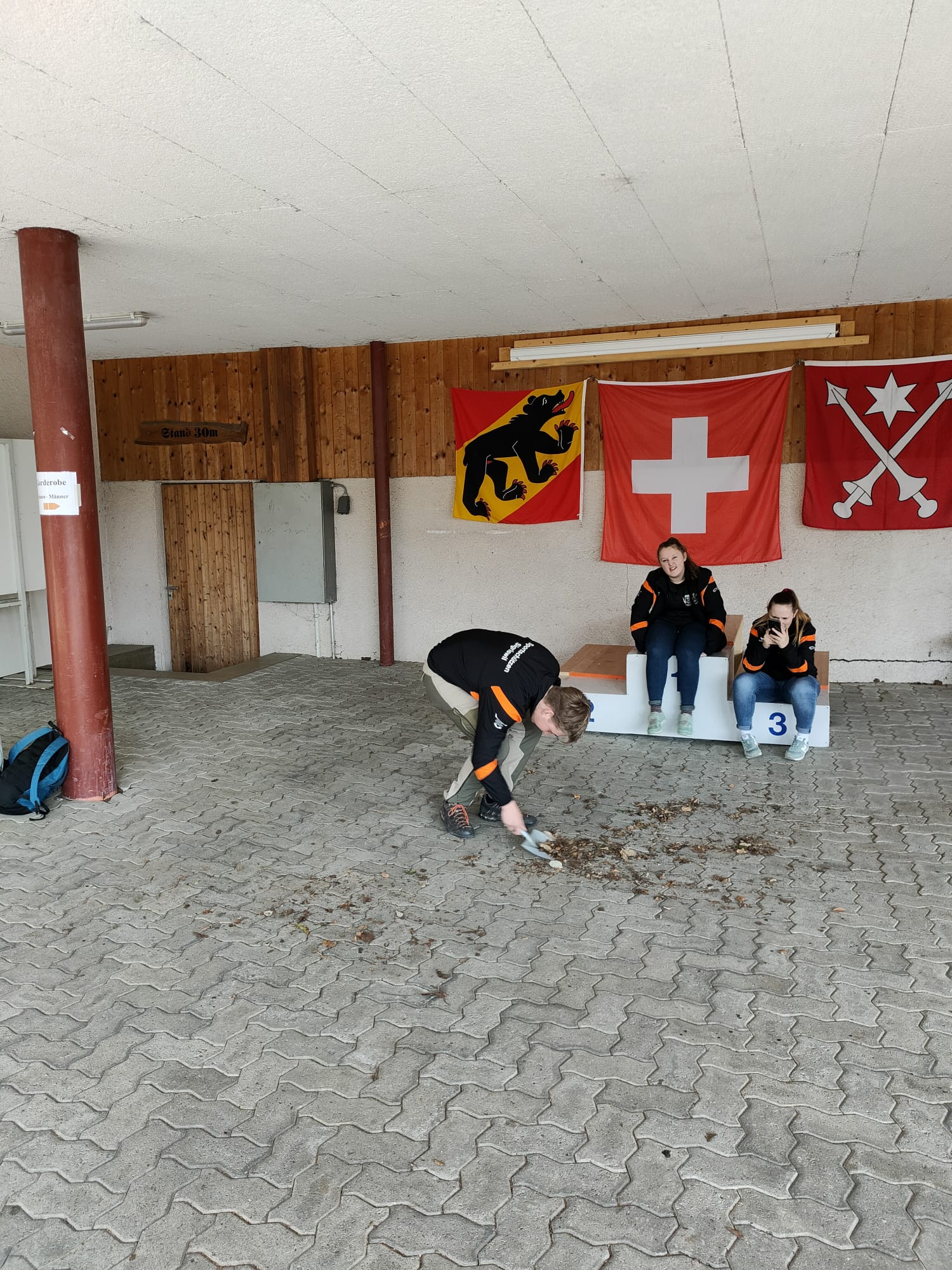 macht doch keinen guten Eindruck bei den Siegerehrungen mit soviel Laub........