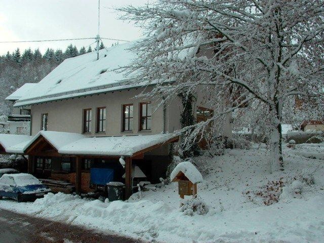 Der Rundgang beginnt vor der Werkstatt in Siegen-Breitenbach.  Das 1985 gebaute Werkstattgebäude zeigt sich sowohl im Winter...