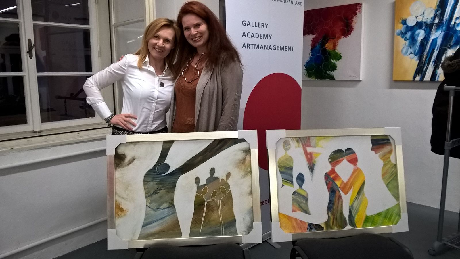 tina S. mit Petra Döcker, Galeristin (Red Dot Gallery, Salzburg)
