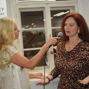 tina S. im Interview zur Vernissage mit Isabella Krassnitzer