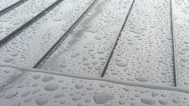 屋根塗装施工後の雨天時表面保護例