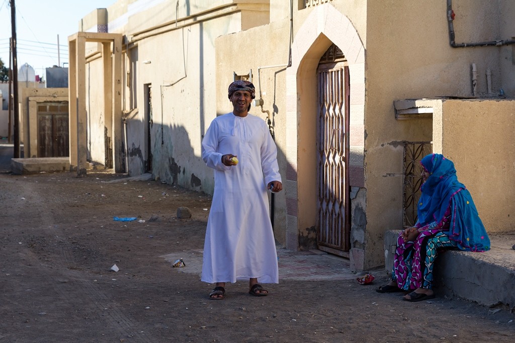 Die Frauen in Wudam Al Sahir tragen farbenfrohe Kleider, die Männer gehen häufig in der traditionellen omanischen Dishdasha. Foto: Jeanette Dobrindt