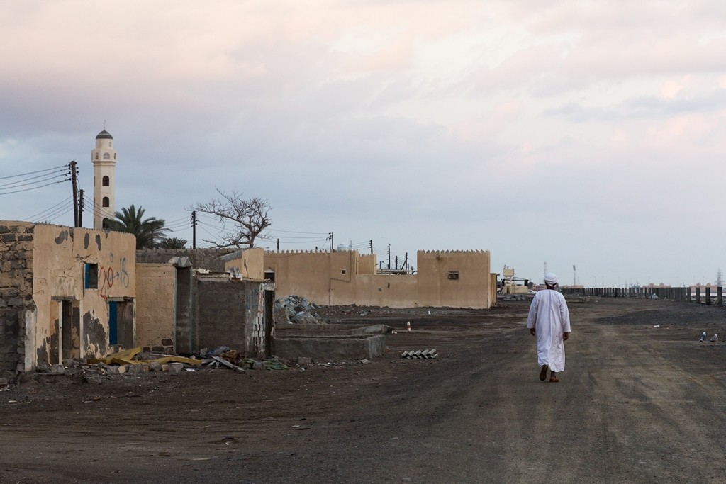 Auch wenn es in Wudam Al Sahir derzeit nicht überall nach Reichtum aussieht. Der Küstenort unweit des Millennium Resorts wurde 2013 durch Überflutungen nach anhaltenden Regenfällen fast vollständig zerstört. Foto: Jeanette Dobrindt