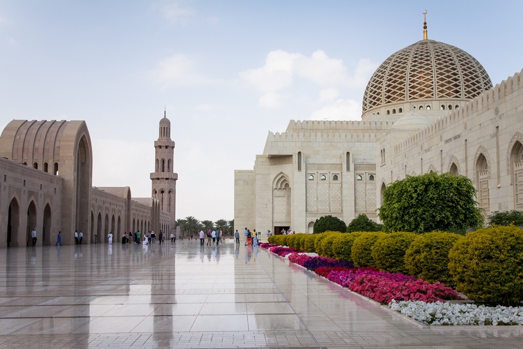 In der Hauptstadt Maskat spiegelt sich der Reichtum des Sultanats wider: nicht nur rund um die SultanQabus-Moschee glänzt der Stolz des Landes. Auch die weniger gut betuchten Menschen im Land führen ein gutes Leben. Foto: Jeanette Dobrindt