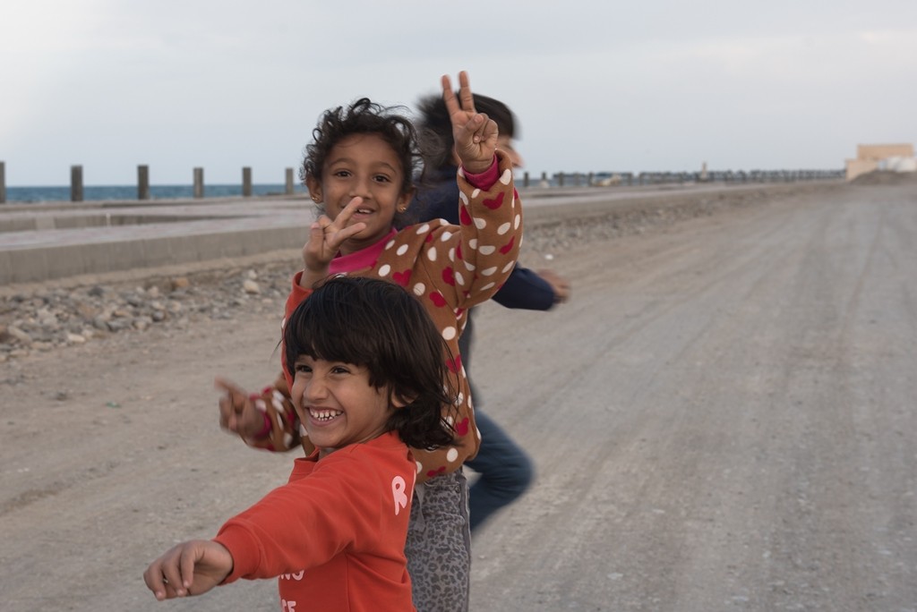 Bis dahin reicht das Strahlen der Kinderaugen und das Lächeln der Omanis, um sich in diesem Land auf der arabischen Halbinsel wohl und willkommen zu fühlen. Foto: Andrea Weiner