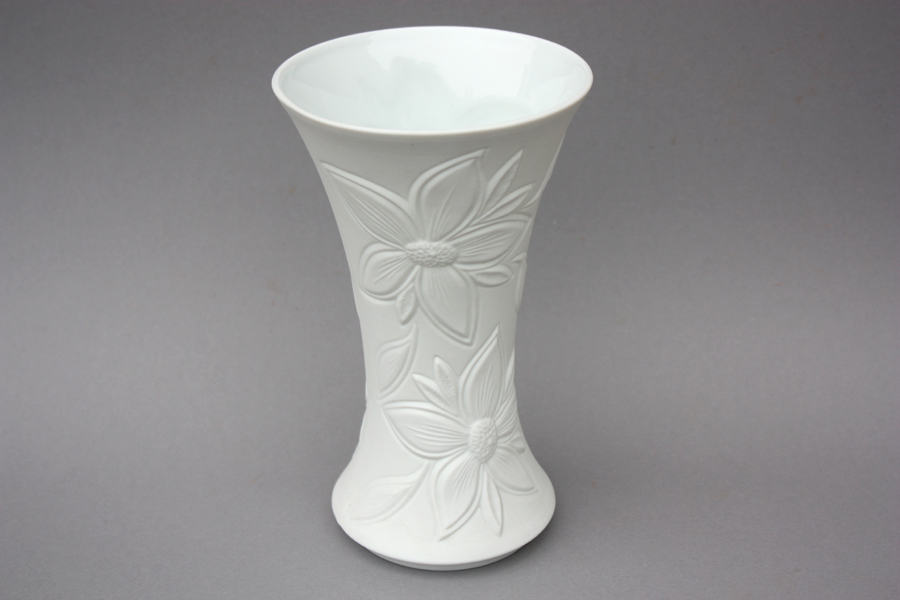 Weiße Vase aus Biskuitporzellan | Biskuitvase Vintage | white bisque vase  with floral ornaments | 60s, 70s Blumenvase made in Germany - wohnraumformer | Tischvasen
