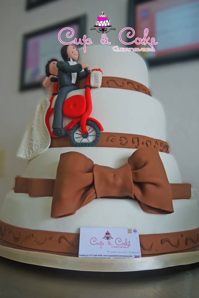 Pastel para Boda en cuernavaca morelos cafe con novios en Motocicleta