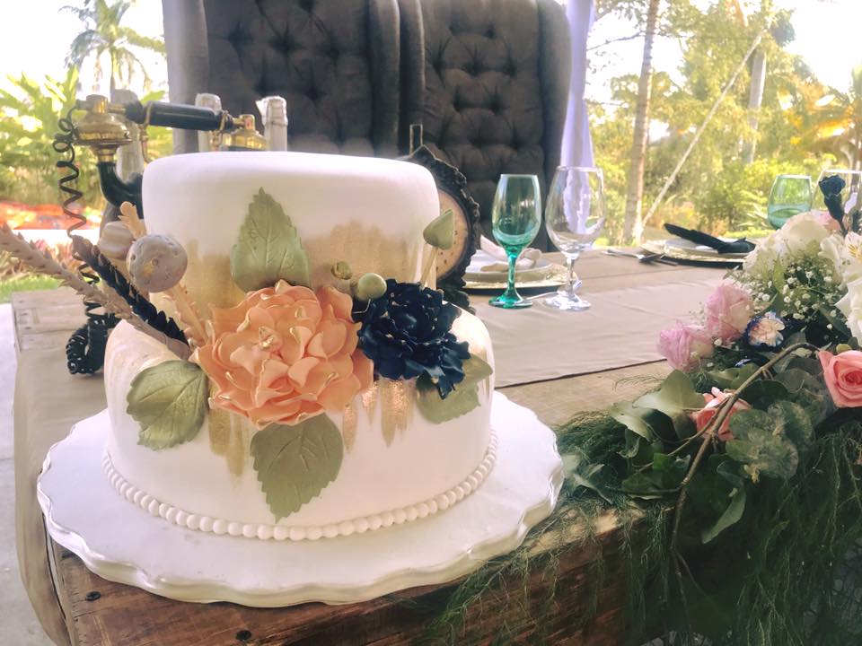 Pastel para Boda en cuernavaca morelos con flores de 2 pisos